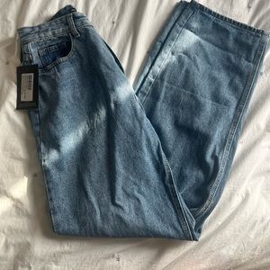 Pretty Little Thing Mid Blue Wash Extreme Bum Split Baggy Boyfriend Jean
